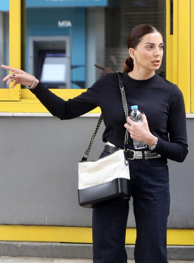 Η Σταματίνα Τσιμτσιλή έξω από τον Ευαγγελισμό