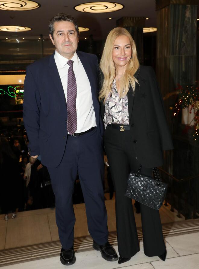 Ο Γιώργος Μυλωνάκης με τη σύζυγό του, Τίνα Μεσσαροπούλου σε θεατρική πρεμιέρα 