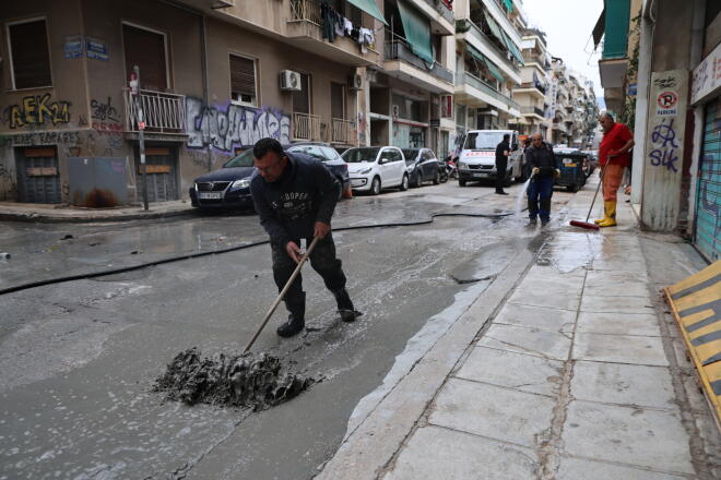 Κυψέλη: «Υγρό τσιμέντο» αναβλύζει από αυλή σπιτιού/ Eurokinissi Γιάννης Παναγόπουλος