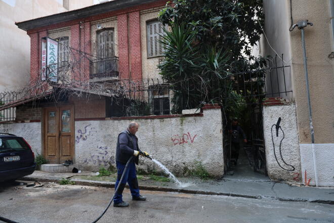 Κυψέλη: «Υγρό τσιμέντο» αναβλύζει από αυλή σπιτιού/ Eurokinissi Γιάννης Παναγόπουλος