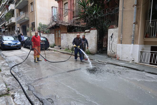 Κυψέλη: «Υγρό τσιμέντο» αναβλύζει από αυλή σπιτιού/ Eurokinissi Γιάννης Παναγόπουλος
