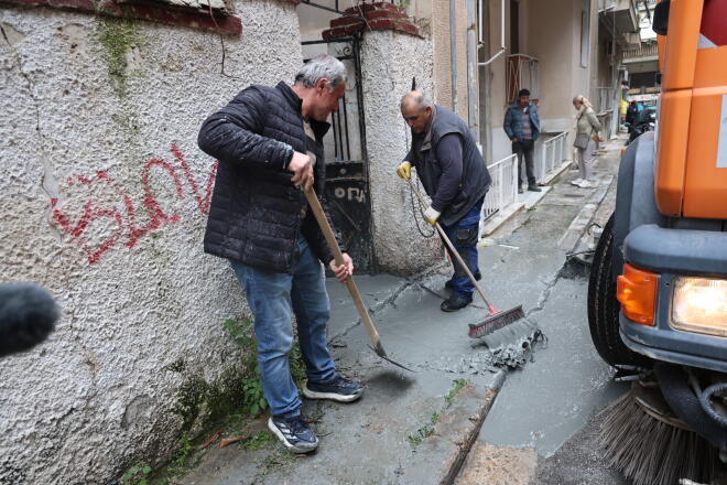 Κυψέλη: «Υγρό τσιμέντο» αναβλύζει από αυλή σπιτιού/ Eurokinissi Γιάννης Παναγόπουλος