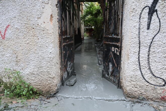 Κυψέλη: «Υγρό τσιμέντο» αναβλύζει από αυλή σπιτιού/ Eurokinissi Γιάννης Παναγόπουλος