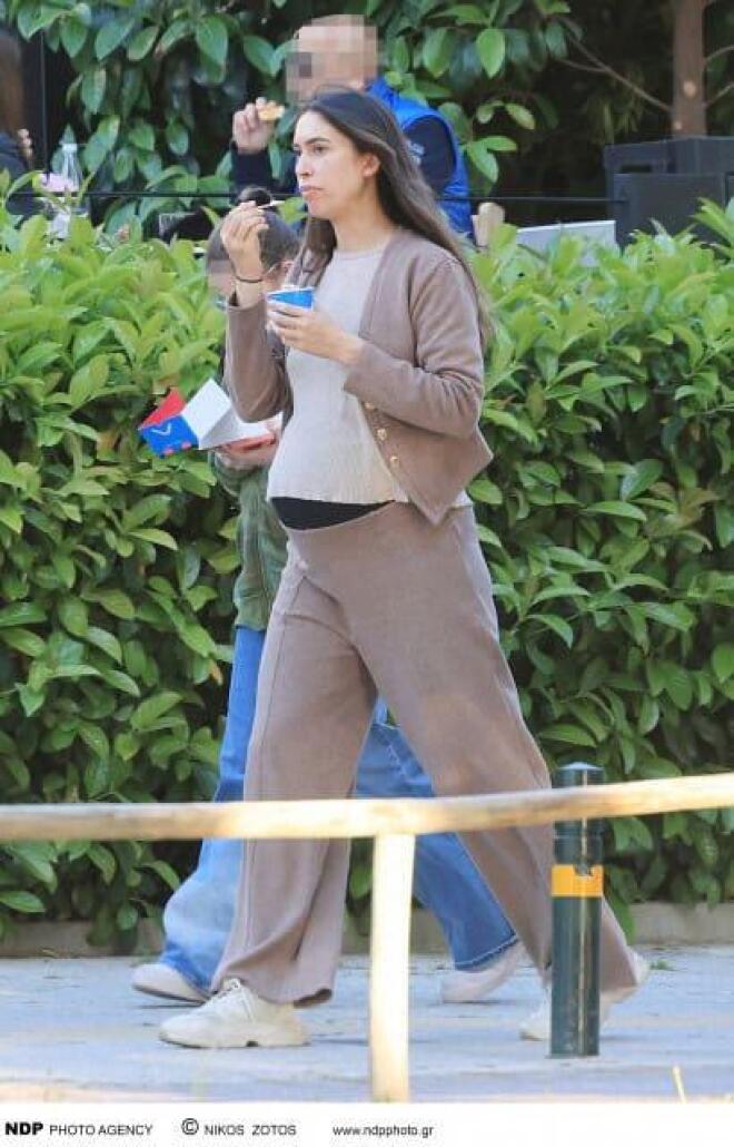 Άννα Πρέλεβιτς: Η χαλαρή βόλτα στη Γλυφάδα με τον σύζυγό της Νικήτα