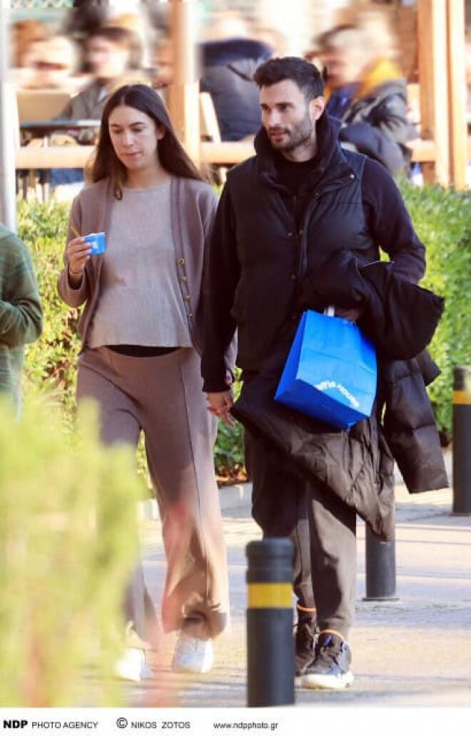 Άννα Πρέλεβιτς: Η χαλαρή βόλτα στη Γλυφάδα με τον σύζυγό της Νικήτα