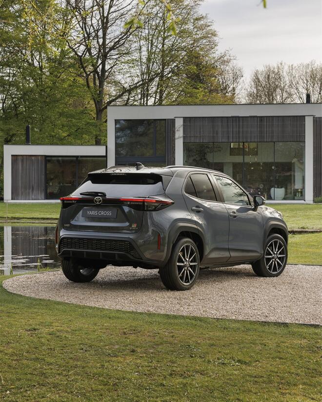 Η ψηφιακή εμπειρία χρήστη περιλαμβάνει το σύστημα πολυμέσων Toyota Smart Connect με πλοήγηση μέσω cloud, καθώς και σύστημα φωνητικής αναγνώρισης με άμεση απόκριση και φωνητικό βοηθό. Η ασύρματη ενσωμάτωση smartphone για Apple CarPlay και Android Auto εξασφαλίζει εύκολη συνδεσιμότητα.