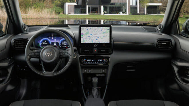 Η ψηφιακή εμπειρία χρήστη περιλαμβάνει το σύστημα πολυμέσων Toyota Smart Connect με πλοήγηση μέσω cloud, καθώς και σύστημα φωνητικής αναγνώρισης με άμεση απόκριση και φωνητικό βοηθό. Η ασύρματη ενσωμάτωση smartphone για Apple CarPlay και Android Auto εξασφαλίζει εύκολη συνδεσιμότητα.