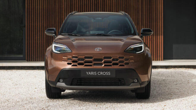 Η ψηφιακή εμπειρία χρήστη περιλαμβάνει το σύστημα πολυμέσων Toyota Smart Connect με πλοήγηση μέσω cloud, καθώς και σύστημα φωνητικής αναγνώρισης με άμεση απόκριση και φωνητικό βοηθό. Η ασύρματη ενσωμάτωση smartphone για Apple CarPlay και Android Auto εξασφαλίζει εύκολη συνδεσιμότητα.