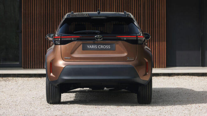 Η ψηφιακή εμπειρία χρήστη περιλαμβάνει το σύστημα πολυμέσων Toyota Smart Connect με πλοήγηση μέσω cloud, καθώς και σύστημα φωνητικής αναγνώρισης με άμεση απόκριση και φωνητικό βοηθό. Η ασύρματη ενσωμάτωση smartphone για Apple CarPlay και Android Auto εξασφαλίζει εύκολη συνδεσιμότητα.