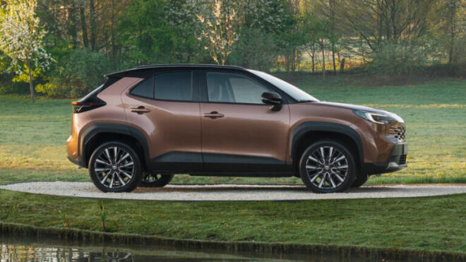 Η ψηφιακή εμπειρία χρήστη περιλαμβάνει το σύστημα πολυμέσων Toyota Smart Connect με πλοήγηση μέσω cloud, καθώς και σύστημα φωνητικής αναγνώρισης με άμεση απόκριση και φωνητικό βοηθό. Η ασύρματη ενσωμάτωση smartphone για Apple CarPlay και Android Auto εξασφαλίζει εύκολη συνδεσιμότητα.