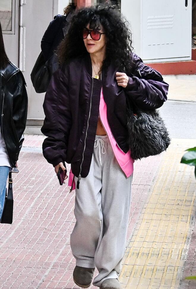 Μαρία Σολωμού: Βόλτα στην Αθήνα με τέλειο bomber και φόρμες