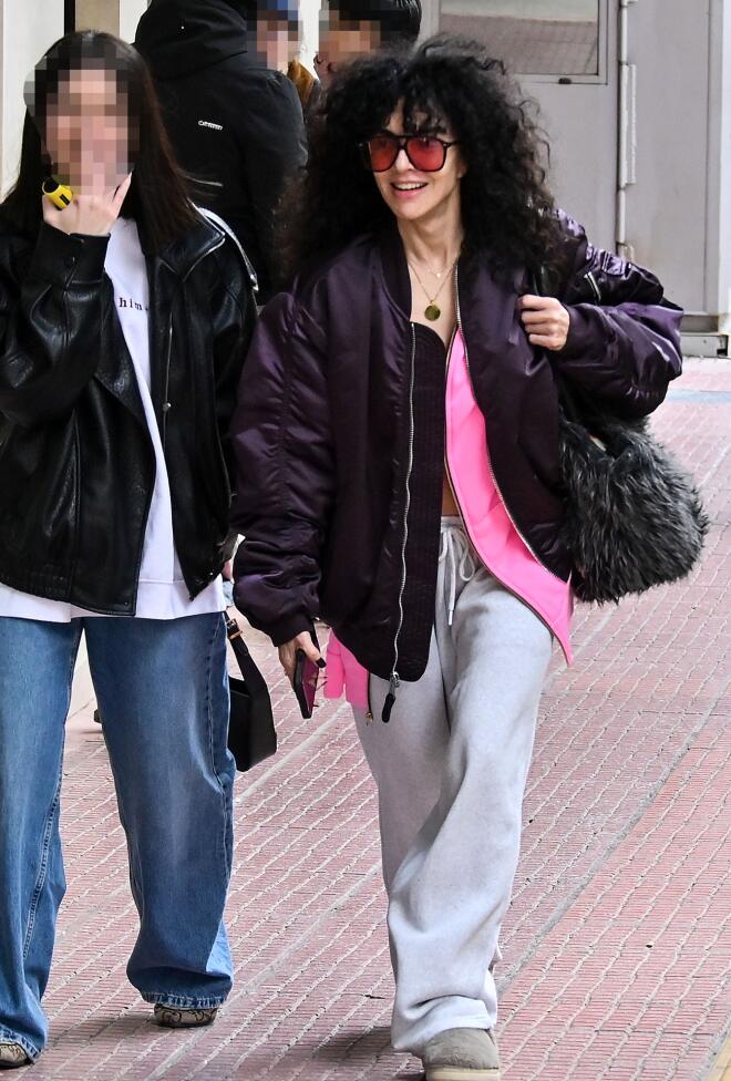 Μαρία Σολωμού: Βόλτα στην Αθήνα με τέλειο bomber και φόρμες