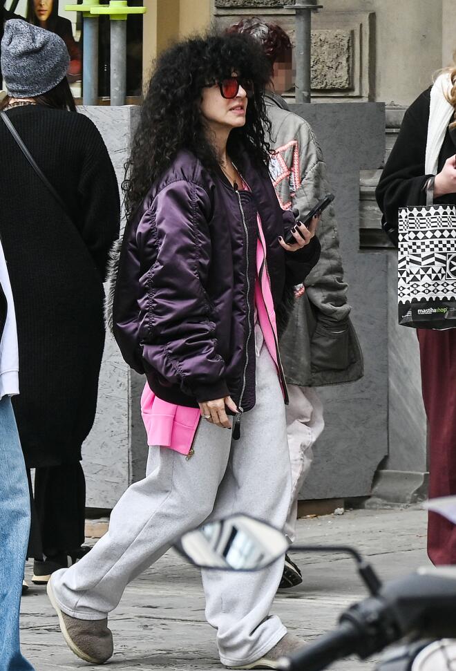 Μαρία Σολωμού: Βόλτα στην Αθήνα με τέλειο bomber και φόρμες