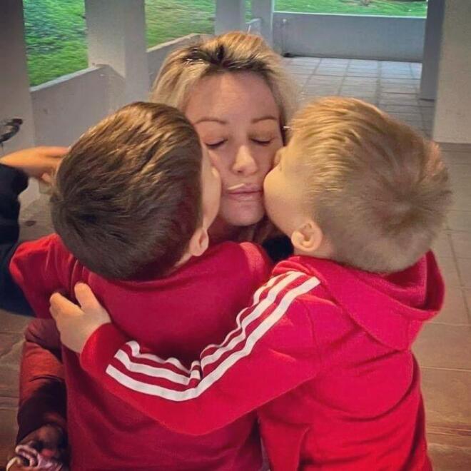 Η Άριελ Κωνσταντινίδη με τους γιους της, Φοίβο και Δαναό / Φωτογραφία: Instagram.com