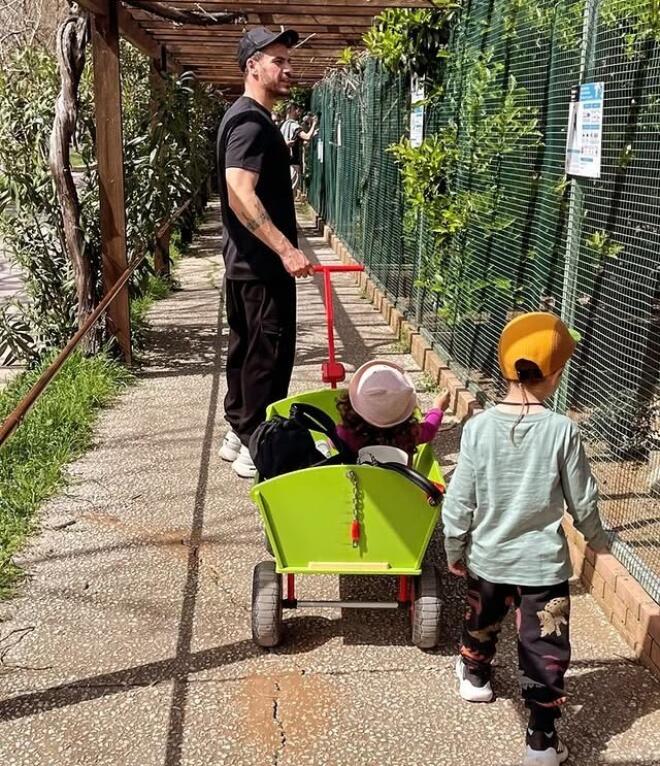 O Άκης Πετρετζίκης με τα παιδιά του / Φωτογραφία: Instagram.com