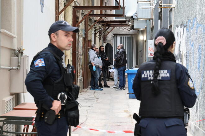 Σε πραγματικό θρίλερ εξελίσσεται ο θάνατος της 30χρονης γυναίκας τα ξημερώματα στο κέντρο της Αθήνας, η οποία έπεσε από τον 4ο όροφο στον ακάλυπτο πολυκατοικίας