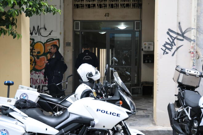 Η είσοδος της πολυκατοικίας 