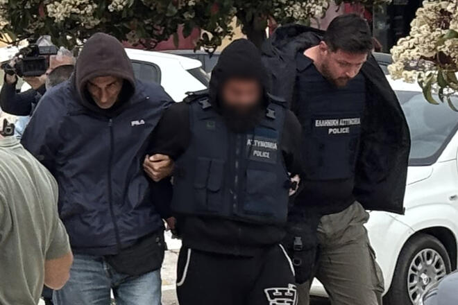 Φορώντας αλεξίσφαιρα γιλέκα και υπό ισχυρές αστυνομικές δυνάμεις οδηγήθηκαν  οι κατηγορούμενοι στο Δικαστικό Μέγαρο Κεφαλοννιάς/ ΙΝΤΙΜΕ  ΕΛΕΝΗ ΜΑΡΚΑΤΣΕΛΗ