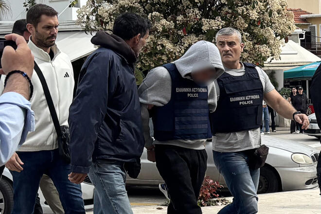 Φορώντας αλεξίσφαιρα γιλέκα και υπό ισχυρές αστυνομικές δυνάμεις οδηγήθηκαν οι κατηγορούμενοι στο Δικαστικό Μέγαρο Κεφαλοννιάς/ ΙΝΤΙΜΕ ΕΛΕΝΗ ΜΑΡΚΑΤΣΕΛΗ