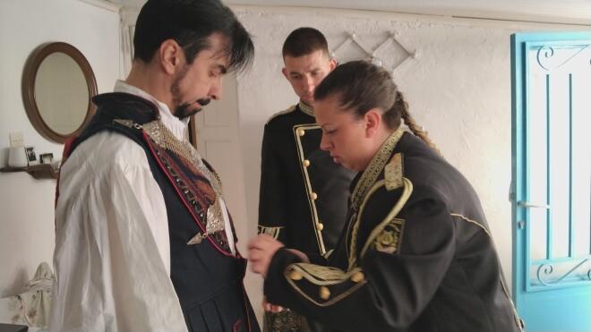 Ο Κωνσταντίνος Μενούνος φοράει την παραδοσιακή φορεσιά του «Ντουλαμά»;