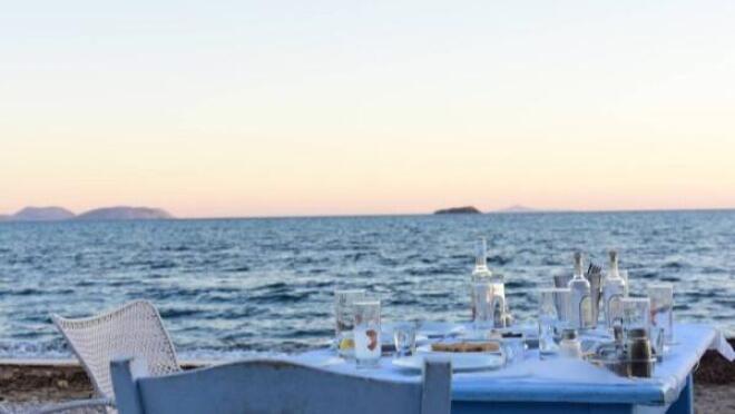 Στο Μαρμάρι θα βρείτε πολλές επιλογές σε παραλιακά παραδοσιακά ταβερνάκια, όπου θα απολαύσετε φρέσκο ψάρι / Φωτογραφία: Unsplash.com