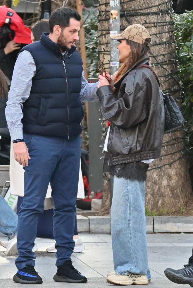 Δέσποινα Βανδή: Με casual look στο κέντρο της Αθήνας