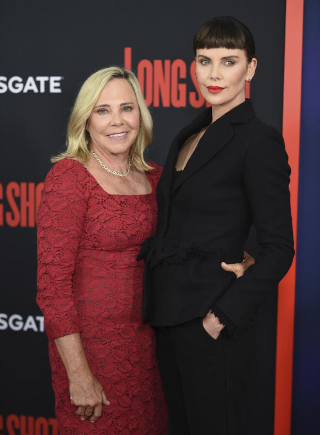 H Σαρλίζ Θερόν με τη μητέρα της, Gerda, τον Απρίλιο του 2019 (Photo by Evan Agostini/Invision/AP)