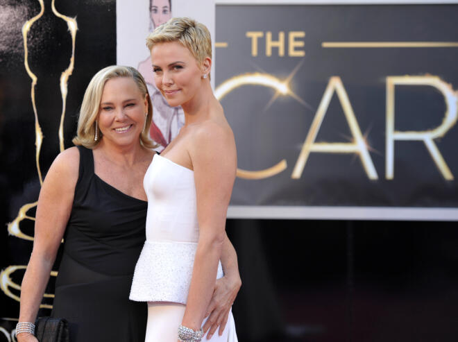 H Σαρλίζ Θερόν με τη μητέρα της, Gerda, στα βραβεία Oscar το 2013 (Photo by John Shearer/Invision/AP)