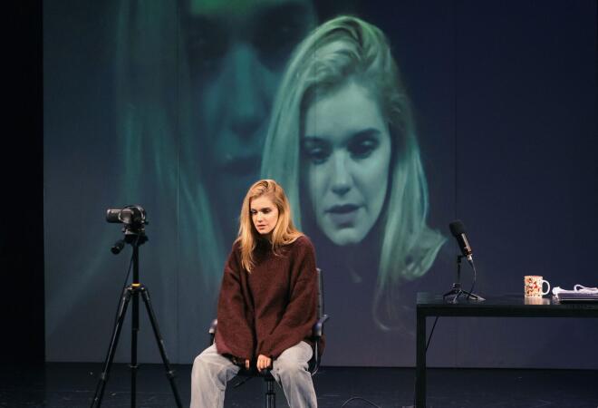 Girls & Boys - Είδαμε την παράσταση με τη Νατάσα Εξηνταβελώνη