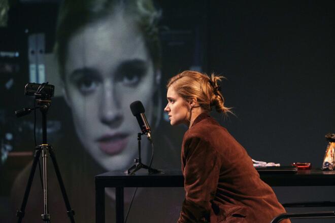 Girls & Boys - Είδαμε την παράσταση με τη Νατάσα Εξηνταβελώνη