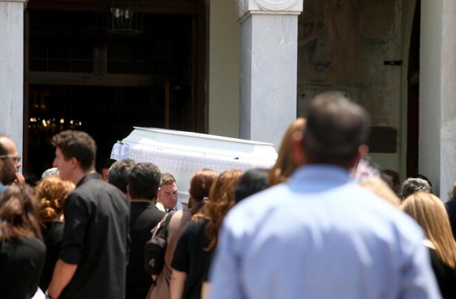 η κηδεία του 11χρονου Μάριου που πέθανε από αδέσποτη σφαίρα στο Μενίδι