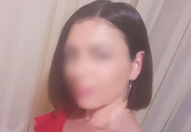 Η 43χρονη φέρει τραύμα από όπλο, ενώ κοντά στη σορό της δεν βρέθηκε κάποιο όπλο γεγονός που απομακρύνει το σενάριο της αυτοχειρίας. 