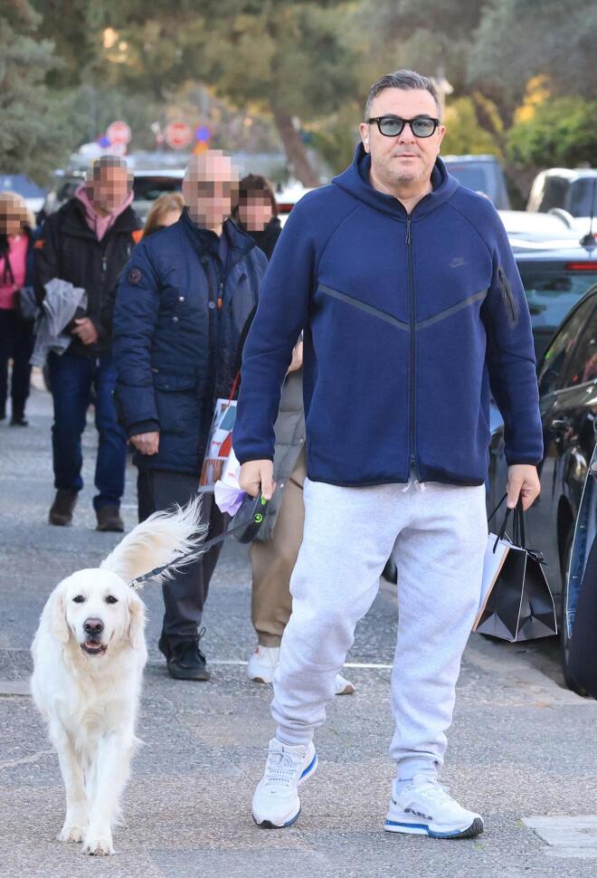 Μαζί με τον τετράποδο φίλο του σε καθημερινές στιγμές