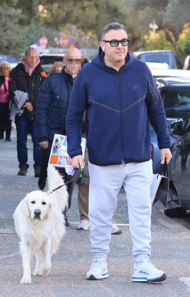 Όταν αφήνει το μικρόφωνο και βγαίνει βόλτα στη Γλυφάδα