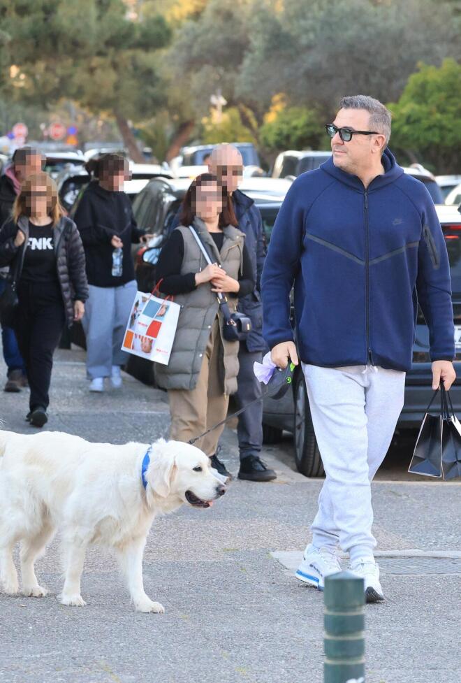 Αντώνης Ρέμος: Χαλαρή βόλτα στη Γλυφάδα με τον σκύλο του