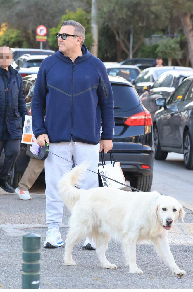 Casual εμφάνιση και βόλτα με τον τετράποδο φίλο του στη Γλυφάδα