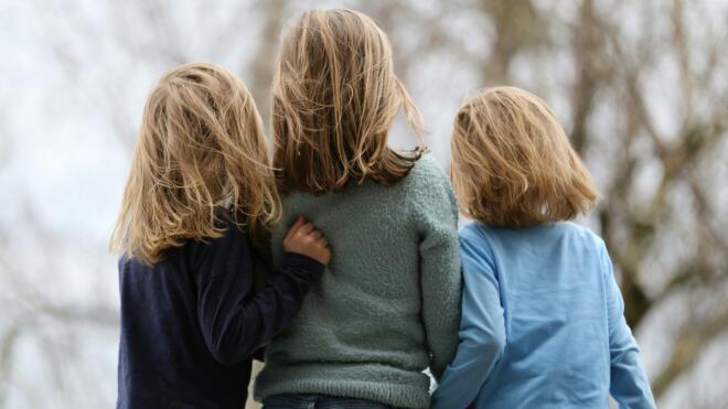 Σύμφωνα με τα αμερικανικά δεδομένα τα μεγαλύτερα αδέλφια λαμβάνουν, καθ’ όλη τη διάρκεια της παιδικής τους ηλικίας, 20-30 λεπτά περισσότερου ποιοτικού χρόνου την ημέρα, σε σύγκριση με τα δευτερότοκα αδέλφια τους στην ίδια ηλικία / Φωτογραφία: Unsplash.com