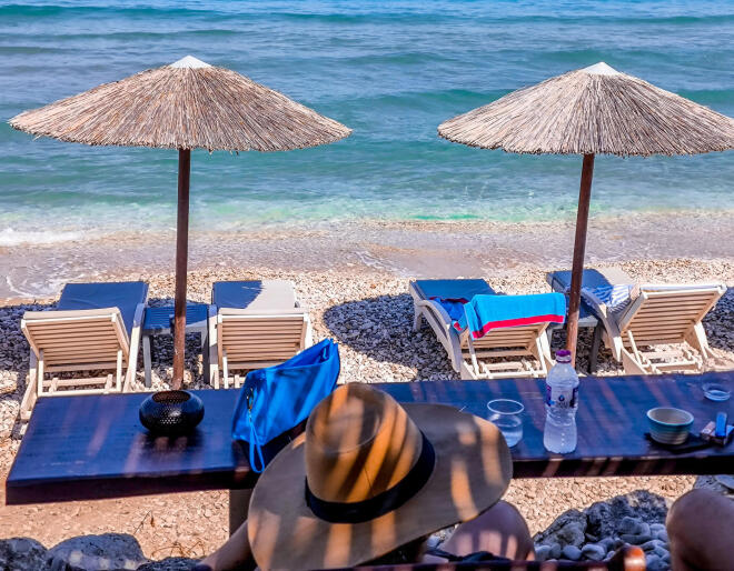 παραλία ξαπλώστρες