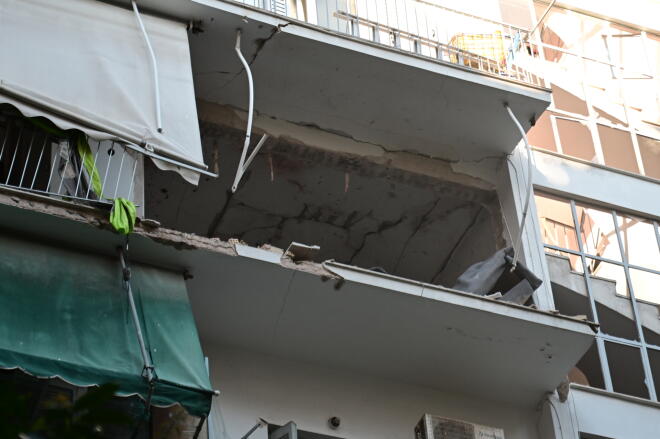 H βόμβα εξερράγη μέσα σε διαμέρισμα στους Αμπελόκηπους πριν την τοποθέτησή της στον στόχο/ Eurokinissi Κώστας Τζούμας