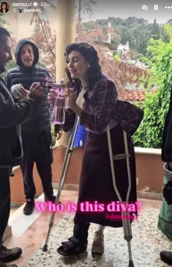 Τραυματίστηκε η Δανάη Παππά – Οι πρώτες εικόνες με γύψο στο πόδι