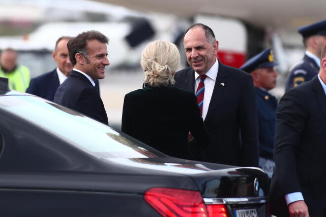 Ο υπουργός Εξωτερικών, Γιώργος Γεραπετρίτης συνόδευσε τον Πρόεδρο Μακρόν στον Διεθνή Αερολιμένα «Ελευθέριος Βενιζέλος», προκειμένου να αναχωρήσει μαζί με τη σύζυγό του με το αεροσκάφος της γαλλικής προεδρίας.
