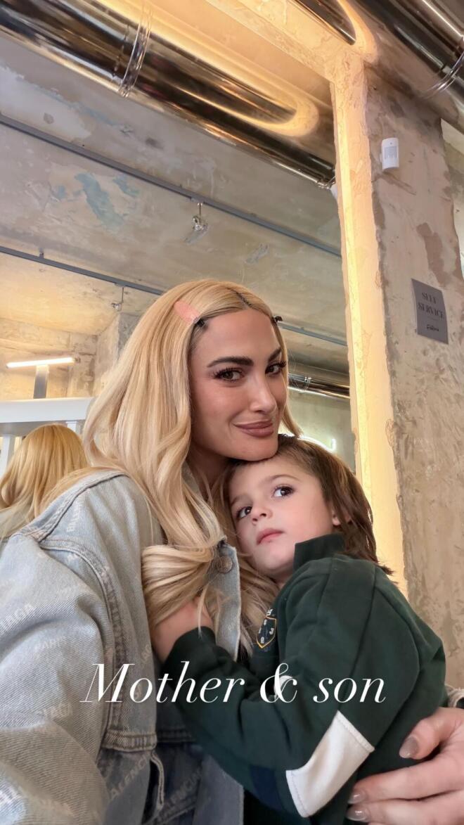 μαμά και γιος αγκαλιά