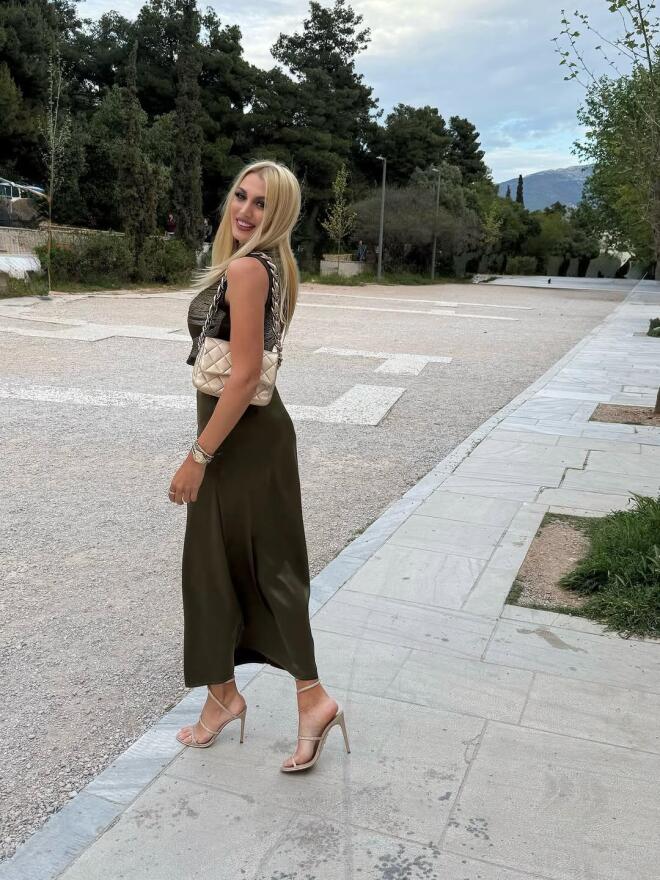 Κωνσταντίνα Σπυροπούλου: Το sleek φόρεμα που απογείωσε το look σε βάπτιση