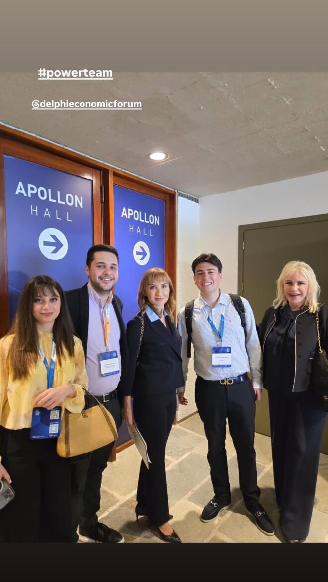 Η Μάρα Ζαχαρέα με τον γιο της, Βασίλη Ρουσόπουλο, στο Οικονομικό Φόρουμ των Δελφών/ instagram