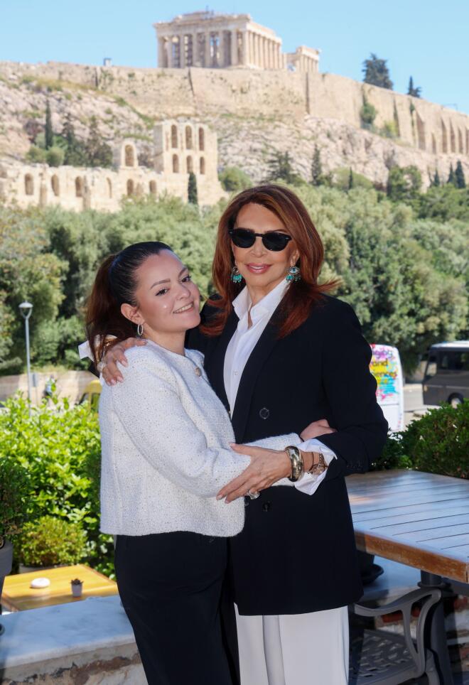 Μιμή Ντενίση: Η νέα σικ εμφάνιση με την κόρη της Μαριτίνα στο πλευρό της