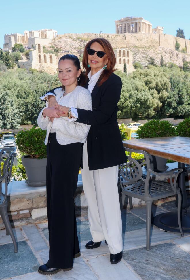 Η Μαριτίνα στην αγκαλιά της μαμάς της, Μιμής Ντενίση