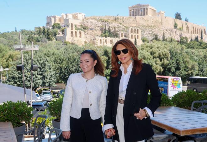 Μιμή Ντενίση: Η νέα σικ εμφάνιση με την κόρη της Μαριτίνα στο πλευρό της