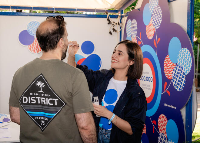 Εκατοντάδες επισκέπτες επισκέφθηκαν το περίπτερο του Συλλόγου και έγιναν εθελοντές δότες με τον Ευάγγελο Τουρνά και τον Βασίλη Ξυπολυτά