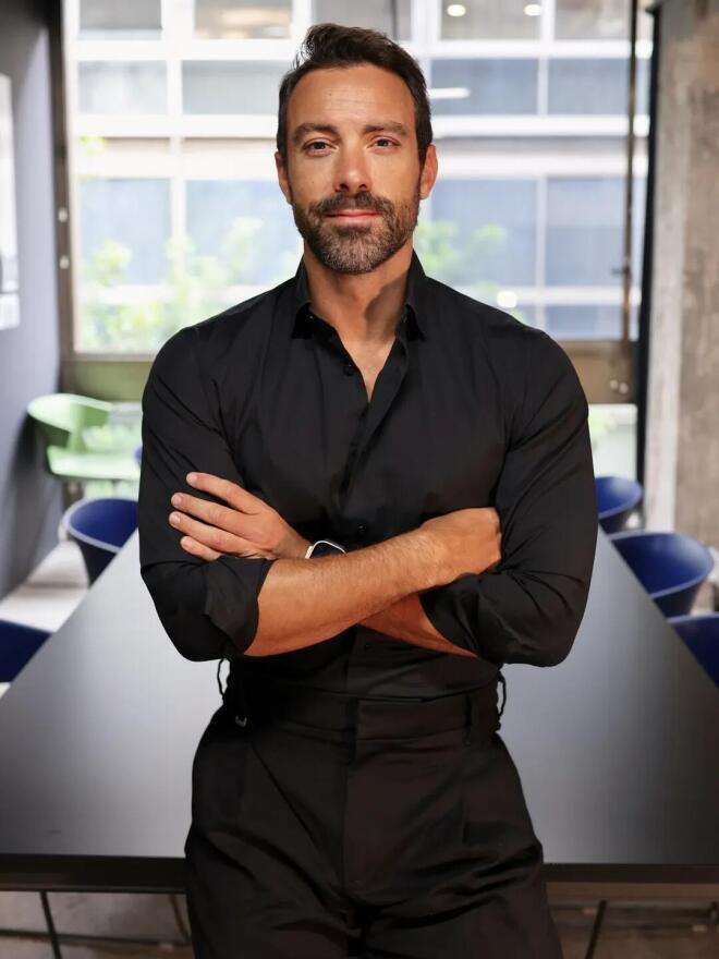 Η φωτογραφία με την οποία ο ΣΚΑΪ υποδέχτηκε τον Σάκη Τανιμανίδη και το Dragons’ Den