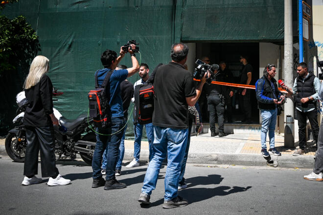 Στιγμιότυπο έξω από το κτίριο του ΕΦΚΑ στον Κεραμεικό,, μετά την επίθεση του 89χρονου ενόπλου/ Eurokinissi Αρετή Τηλιάκου